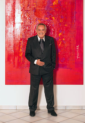 Art-Everett_Franco-Thamer_Stehend-vor-Bild.jpg